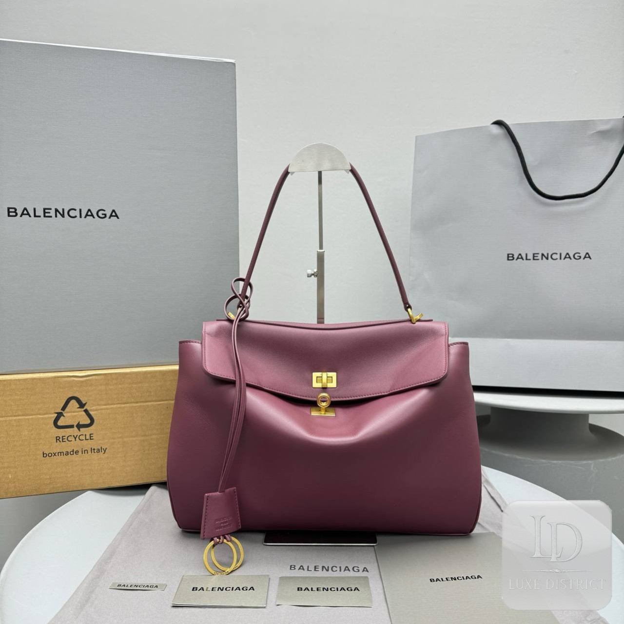 Balenciaga Rodeo средняя в оттенке спелого граната