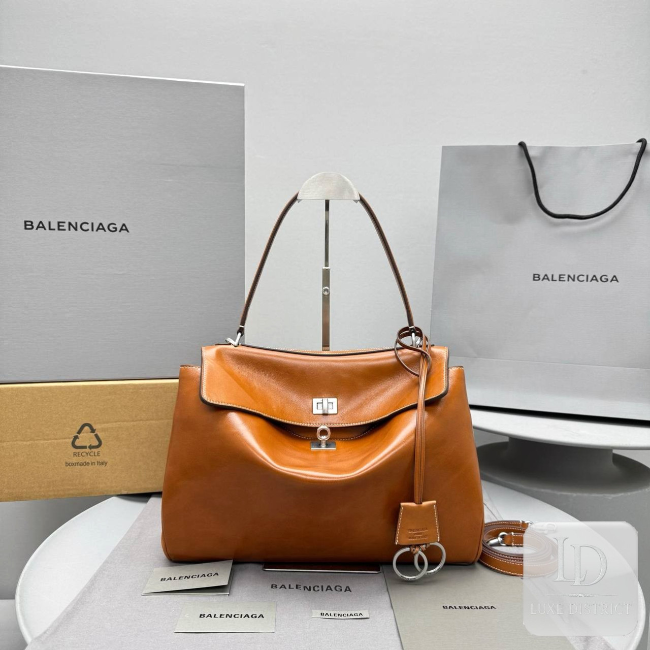 Balenciaga Rodeo средняя в тоне масляного янтаря