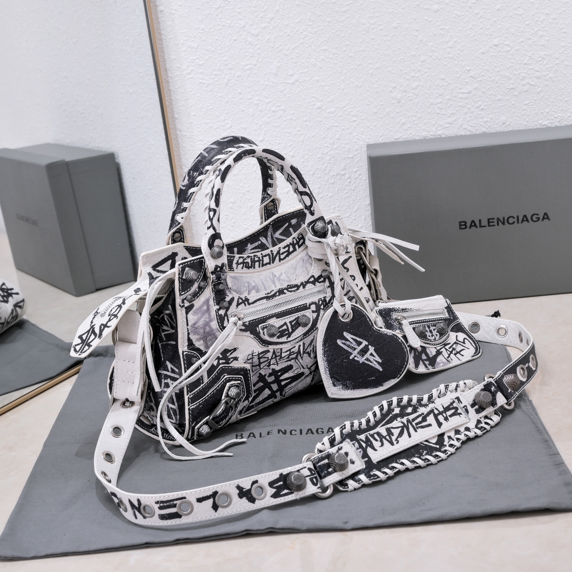 Сумка Balenciaga Neo Cagole Graffiti Граффити