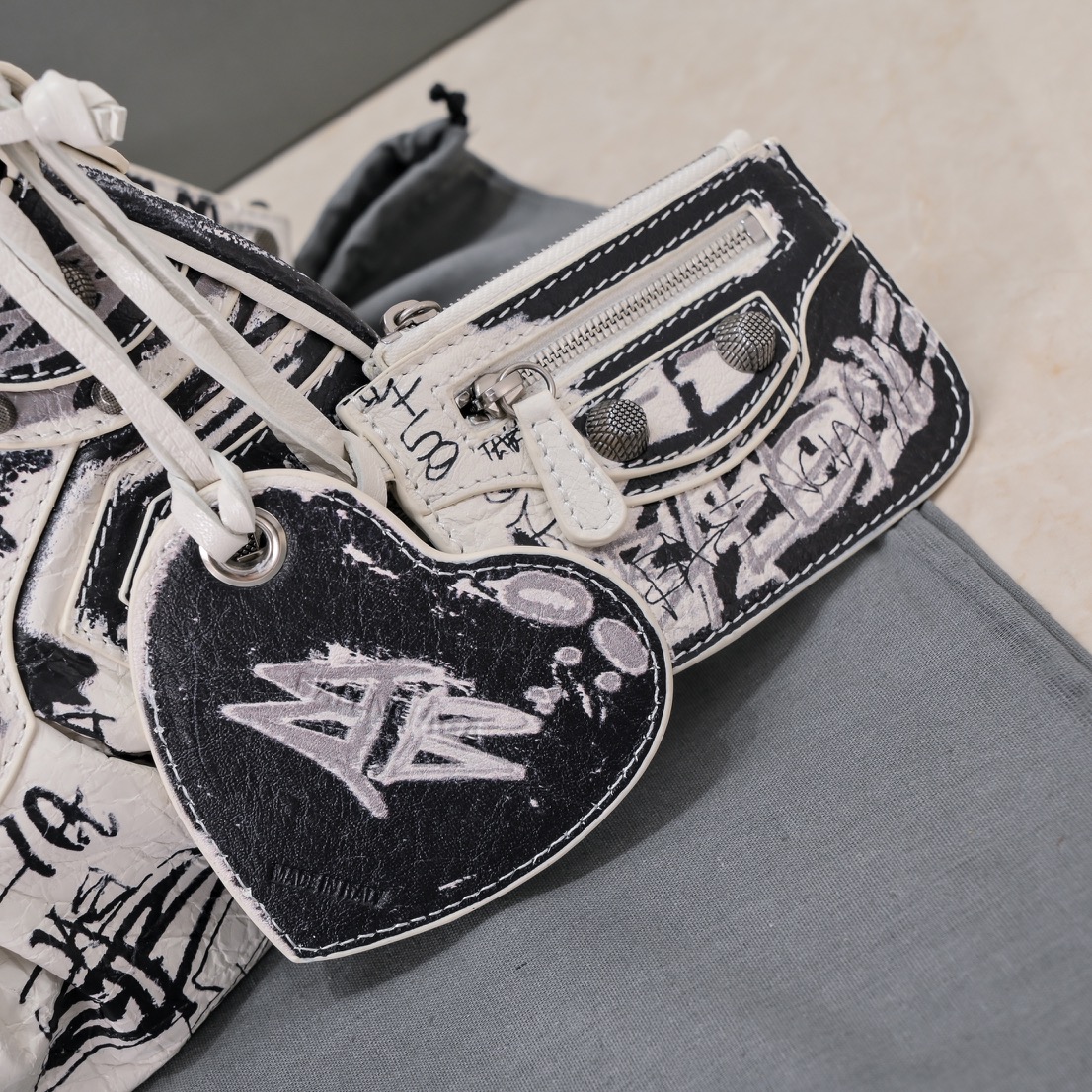 Сумка Balenciaga le Cagole Граффити через плечо белая