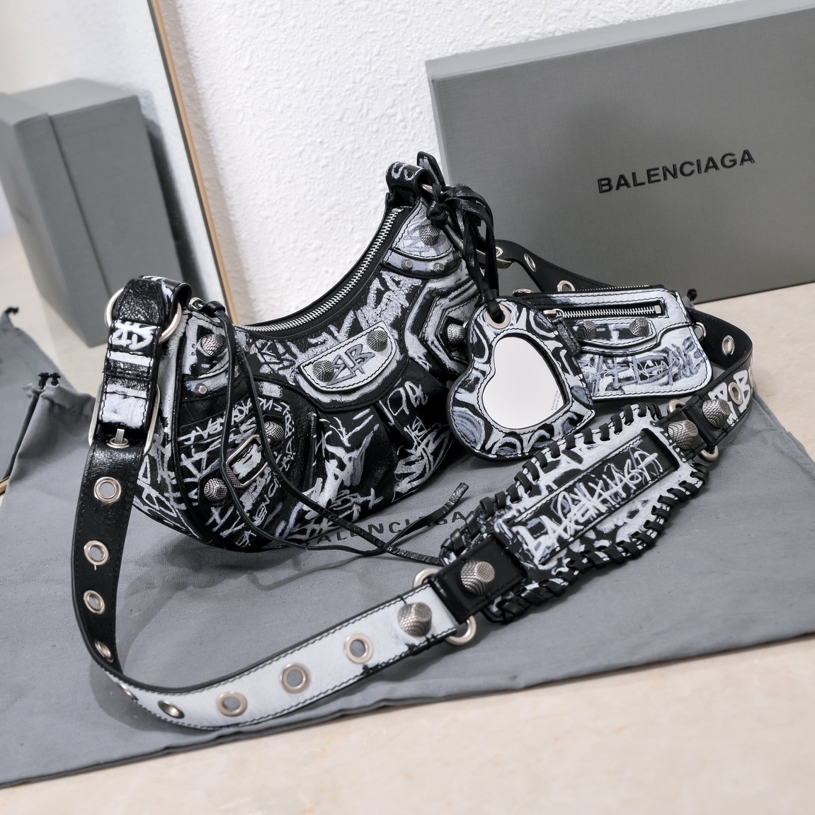 Сумка Balenciaga Cagole Граффити через плечо черная 